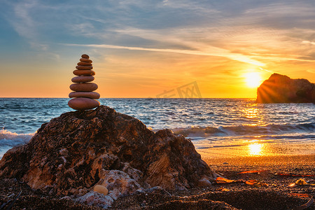 平衡与和谐的概念 — 沙滩上的石堆