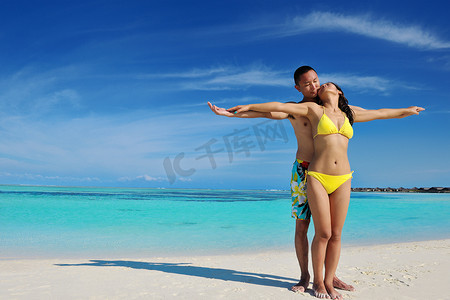 亚洲夫妇在海滩上享受夏天