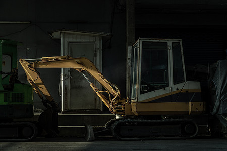 施工现场的黄色建筑挖掘机在完成工作后停放。