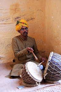 印度焦特布尔梅兰加尔堡打鼓的印度男子