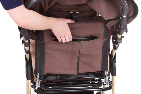 轮椅背面摄影照片_儿童轮椅被隔离在白色背景下。背面