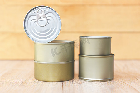 木质背景金属罐中的各种罐头食品罐装食品