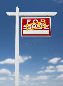 右向出售房地产标志在蓝天上与 C