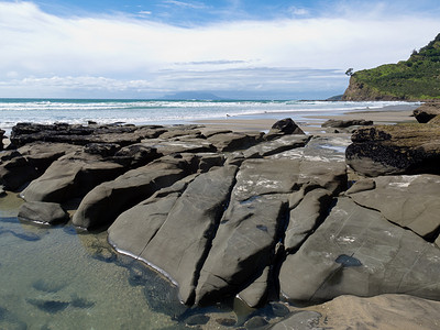 北岛摄影照片_岩石海岸和大裂纹花岗岩巨石