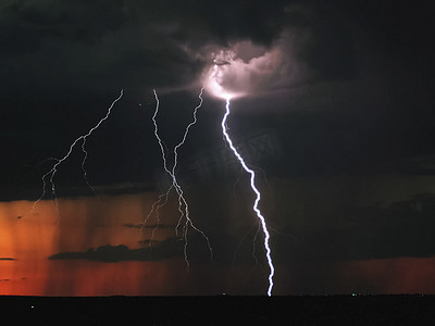 720暴雨摄影照片_天空中闪电。