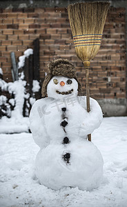 胡萝卜鼻子摄影照片_院子里堆雪人