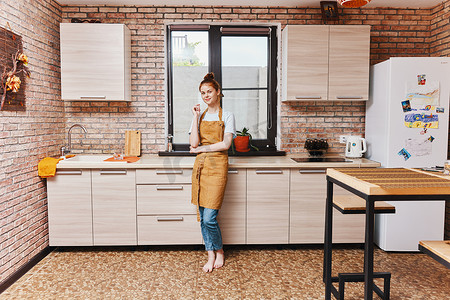 女人厨房公寓厨房用具室内家居概念