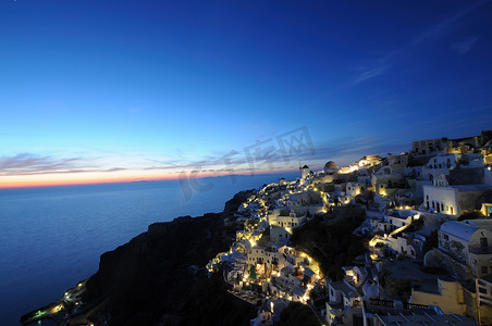 希腊圣托里尼岛传统希腊村庄 Oia 的日落夜景。