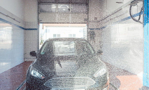 洗车时将泡沫放在汽车上