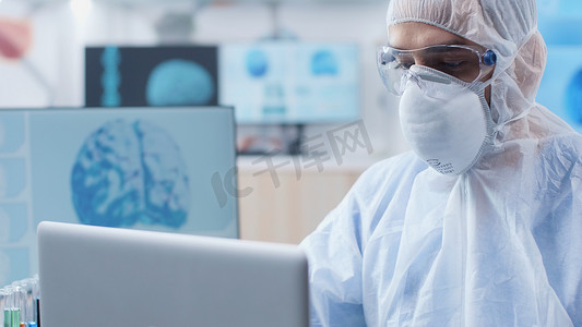 带 ppe 设备的科学家医生在电脑上输入医学专业知识