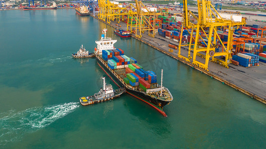 集装箱船运载集装箱箱进口出口到商业港口，全球商业货物货运商业贸易物流和通过集装箱船在全球范围内运输。