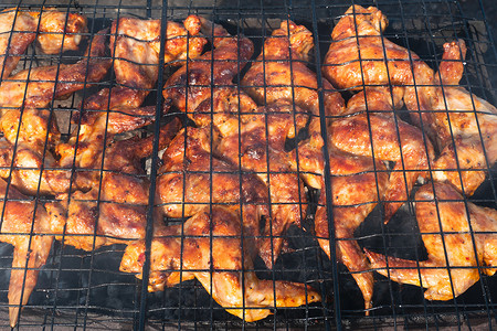 烤鸡翅。视频 4K 烹饪油炸烤羊肉串、烧烤、烧烤、烤肉串或煤炭上的肉。