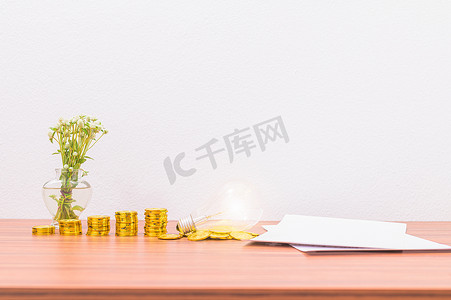 财务增长概念 堆积的硬币 在书桌