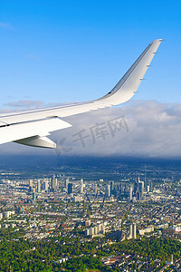 飞机白色机翼在蓝蓝的天空中飞过云层的视图。