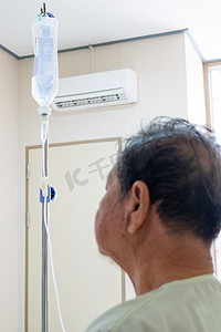 医院里静脉注射生理盐水的病人