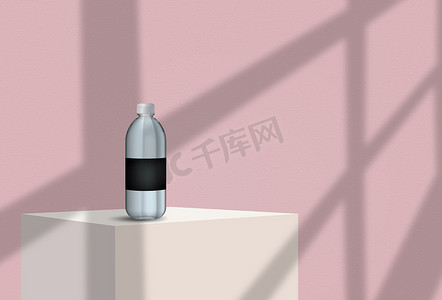 带有黑色空白标签的透明塑料瓶站在白色立方体上，靠着粉红色的墙壁，窗户有阴影。