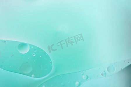用油、水和肥皂制作的浅蓝色抽象背景图片