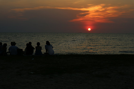 剪影所有人见面看日落的天空在海滩上