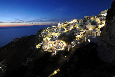 村庄夜景摄影照片_希腊圣托里尼岛传统希腊村庄 Oia 的日落夜景。