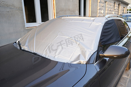 保护汽车挡风玻璃免受阳光和热量的影响