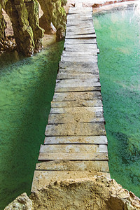 天坑摄影照片_惊人的蓝色绿松石水和石灰石洞穴天坑 cenote 墨西哥。