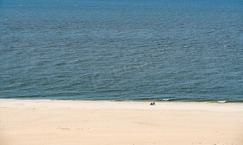 新泽西州开普梅角宽阔海滩上的单身夫妇