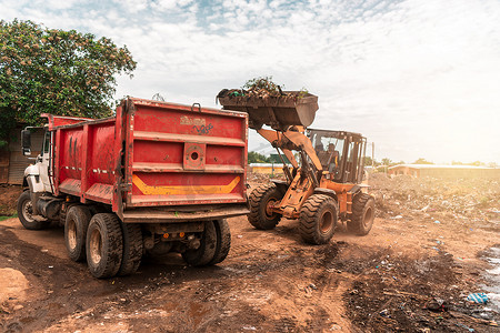 机械铲和拖拉机在尼加拉瓜马那瓜市的垃圾场收集垃圾。