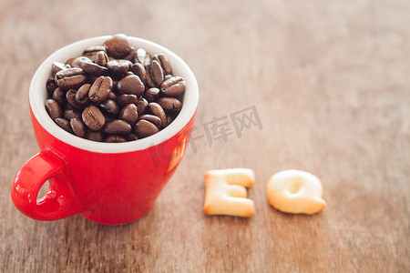 EQ字母饼干与红色咖啡杯
