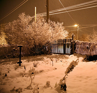 乡村夜晚下大雪，雪花飞舞