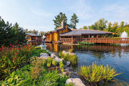 树叶装饰摄影照片_公园里的池塘，餐厅中间有一个喷泉