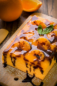 巧克力木板摄影照片_木板上的橙色蛋糕 / 橙色蛋糕 / 木板上的橙色蛋糕