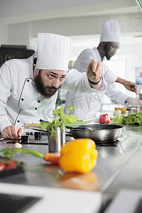 食品行业工人在餐厅厨房使用有机蔬菜准备美味佳肴。