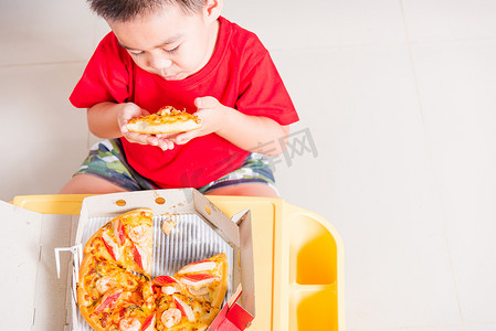 可爱的小孩吃披萨的顶视图