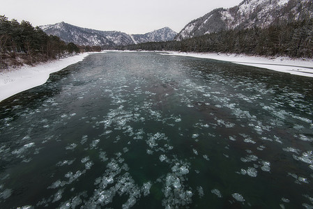 风景与河流和山脉