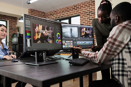 非裔美国专业视频编辑使用专业软件增强数字素材。