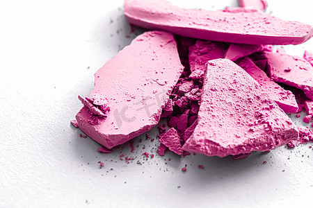 粉红色眼影粉作为化妆调色板特写，隔离在白色背景、破碎的化妆品和美容质感中