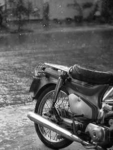 摩托车和雨滴特写