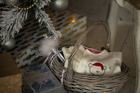 玩具礼物盒摄影照片_装饰圣诞树、玩具和礼物盒。