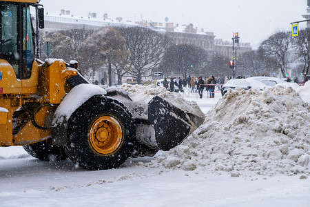 大型除雪设备参与除雪