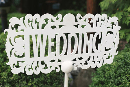 箭头形式的白色木标和带有铭文和字母的指针 — 在仪式上用英语举行婚礼