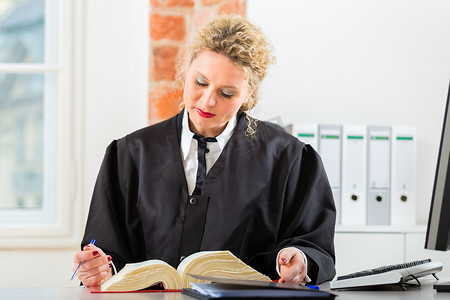 法律职业摄影照片_律师在办公室，办公桌上有法律书