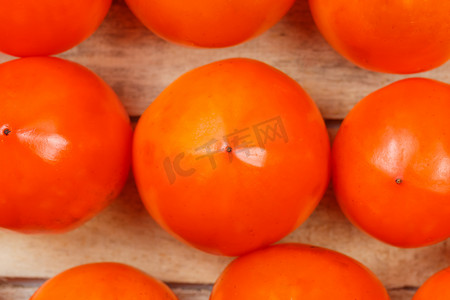 新鲜成熟的柿子在市场上。