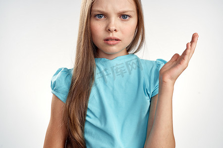 儿童浅色背景摄影照片_可爱的女孩蓝色连衣裙裁剪视图浅色背景情绪童年乐趣