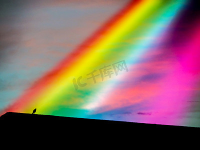 漂亮的彩虹摄影照片_上帝的彩虹从天堂到屋顶上的鸟
