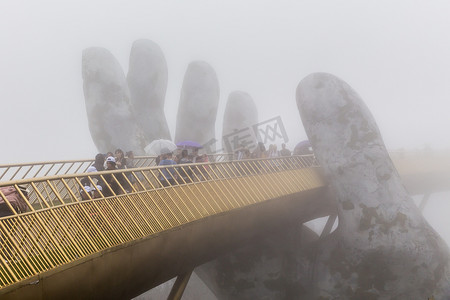 越南岘港 — 2019年1月4日：雨天岘港巴纳山金桥雾中景观