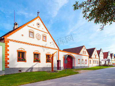 霍拉索维采 (Holaso​​vice) 小村庄风景如画的房屋，拥有质朴的巴洛克式建筑。