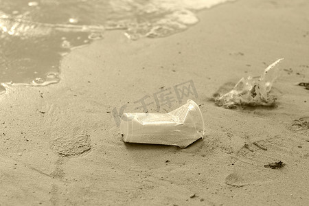 塑料玻璃废料被放置在海滩边缘。