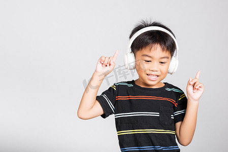 5-6 岁的小可爱男孩用无线耳机听音乐