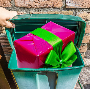 邮箱打开摄影照片_粉色圣诞礼物，古典绿色邮箱里有绿丝带