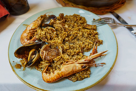 西班牙海鲜饭是一种以大米、海鲜或肉类为基础的烹饪食谱，起源于现在的西班牙巴伦西亚社区。